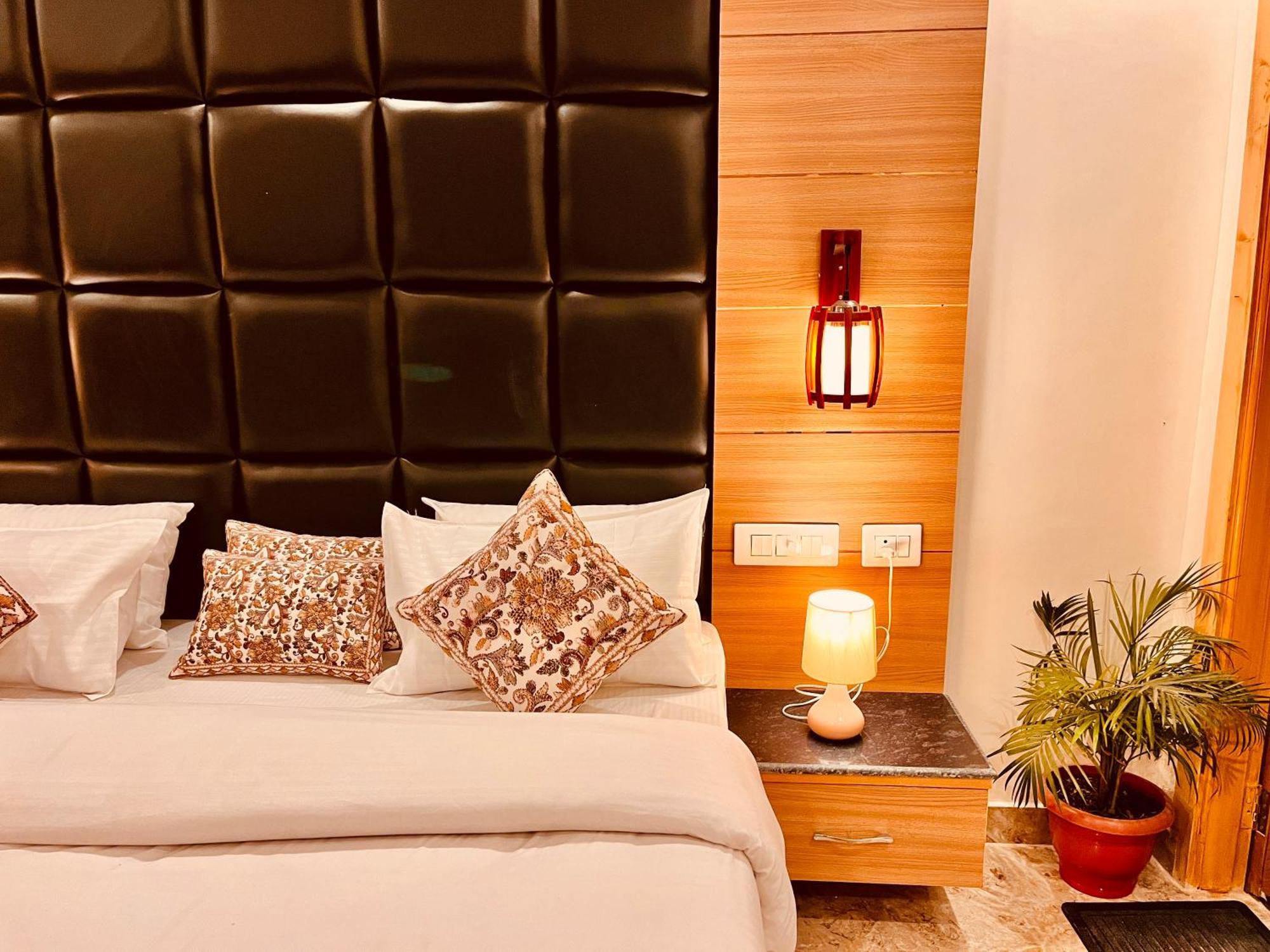 Hotel Classic Crown - #Scenic Mountain View #Open Terrace #Parking #Premium Rooms With Balcony #Guest Preferred #Best Selling Hotel In Mussoorie Eksteriør bilde
