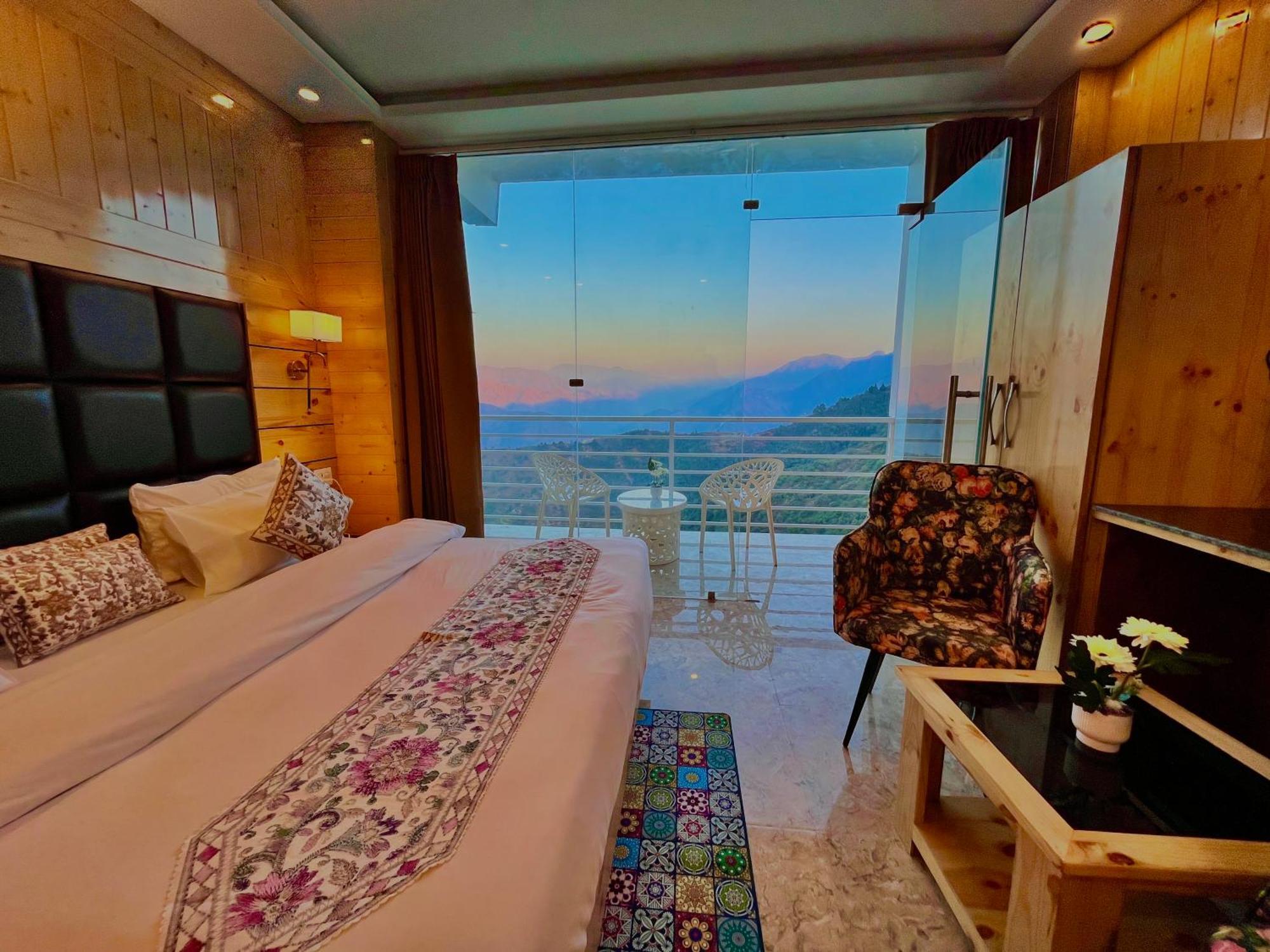 Hotel Classic Crown - #Scenic Mountain View #Open Terrace #Parking #Premium Rooms With Balcony #Guest Preferred #Best Selling Hotel In Mussoorie Eksteriør bilde