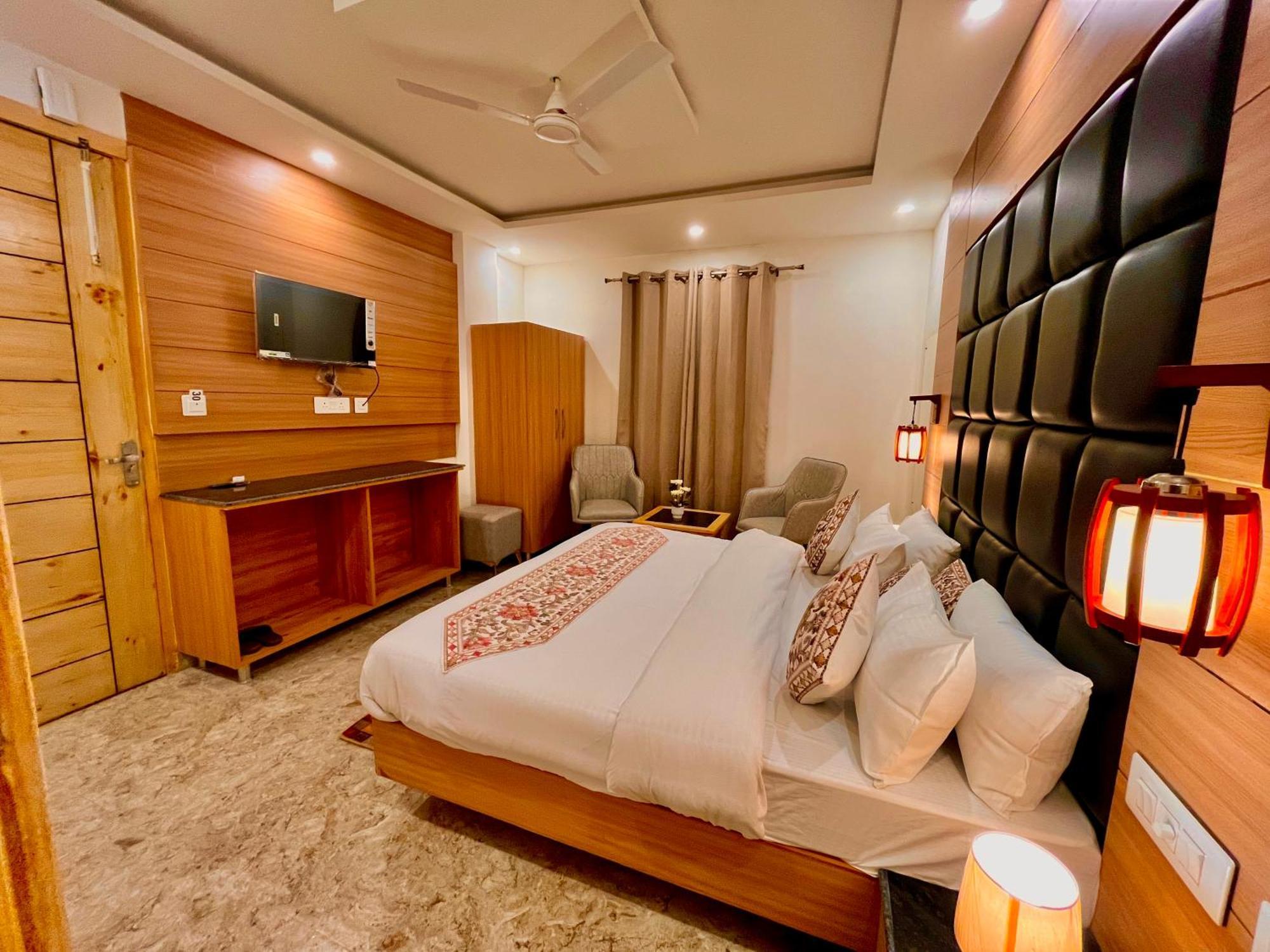 Hotel Classic Crown - #Scenic Mountain View #Open Terrace #Parking #Premium Rooms With Balcony #Guest Preferred #Best Selling Hotel In Mussoorie Eksteriør bilde