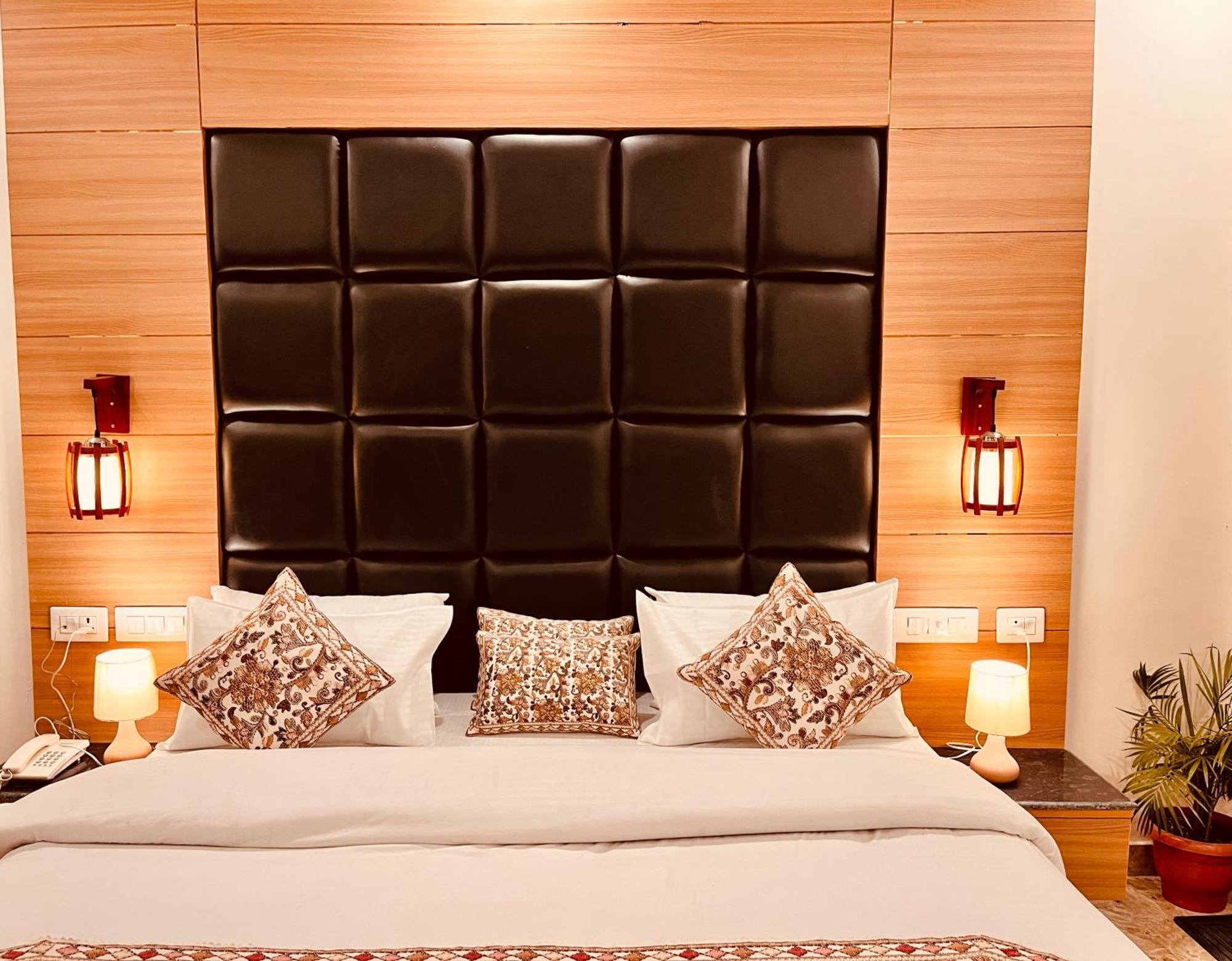 Hotel Classic Crown - #Scenic Mountain View #Open Terrace #Parking #Premium Rooms With Balcony #Guest Preferred #Best Selling Hotel In Mussoorie Eksteriør bilde