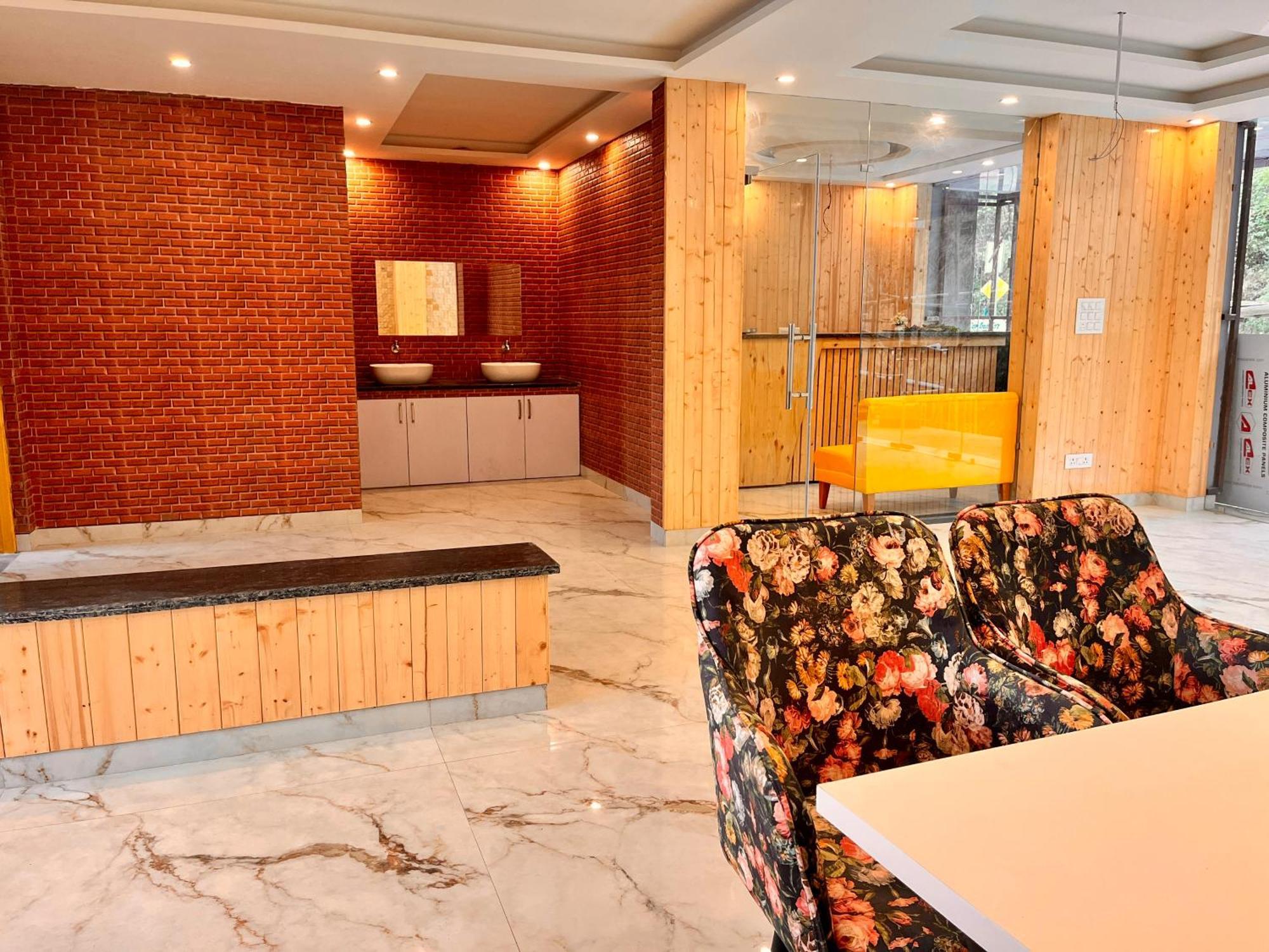 Hotel Classic Crown - #Scenic Mountain View #Open Terrace #Parking #Premium Rooms With Balcony #Guest Preferred #Best Selling Hotel In Mussoorie Eksteriør bilde
