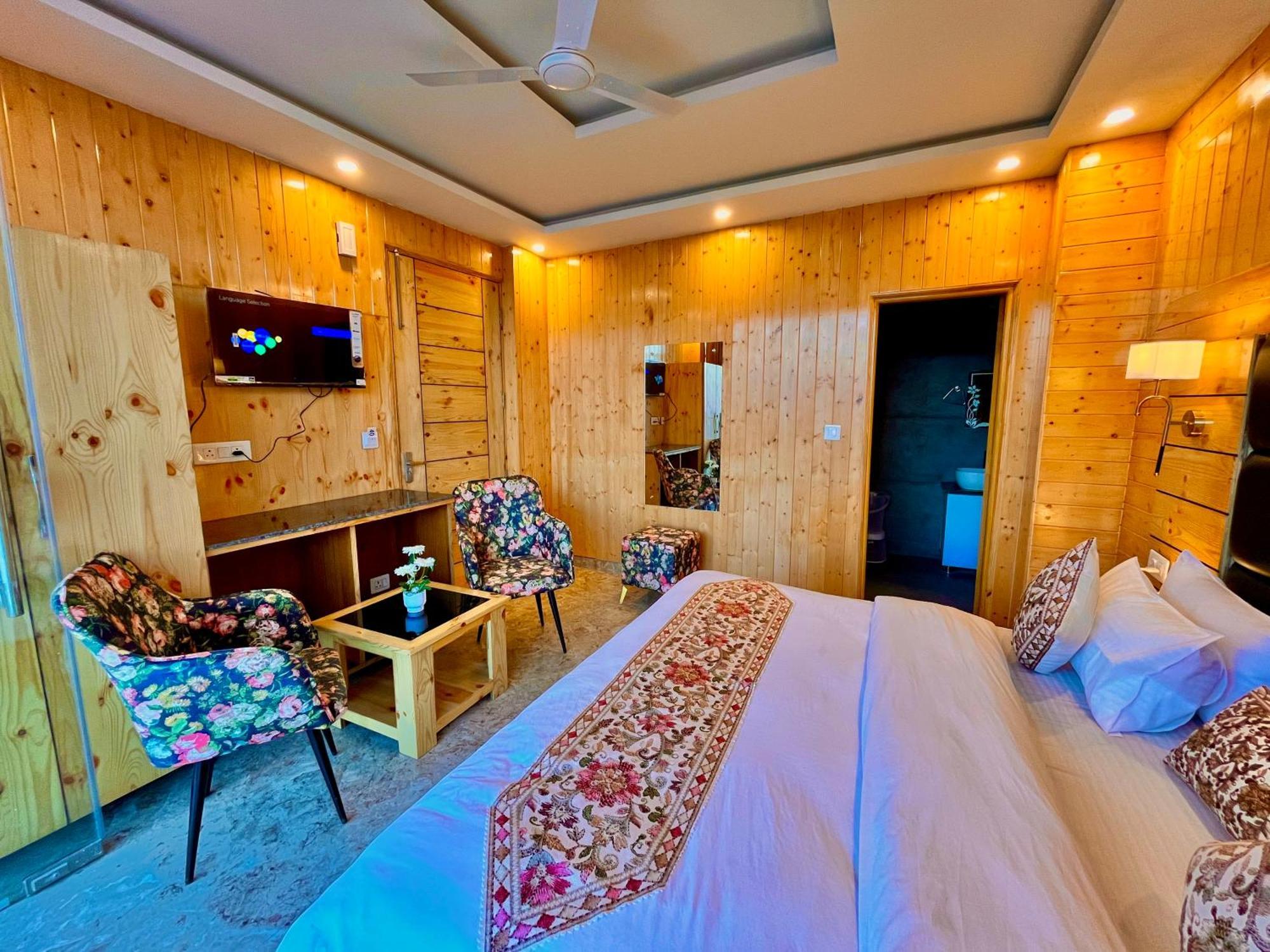 Hotel Classic Crown - #Scenic Mountain View #Open Terrace #Parking #Premium Rooms With Balcony #Guest Preferred #Best Selling Hotel In Mussoorie Eksteriør bilde