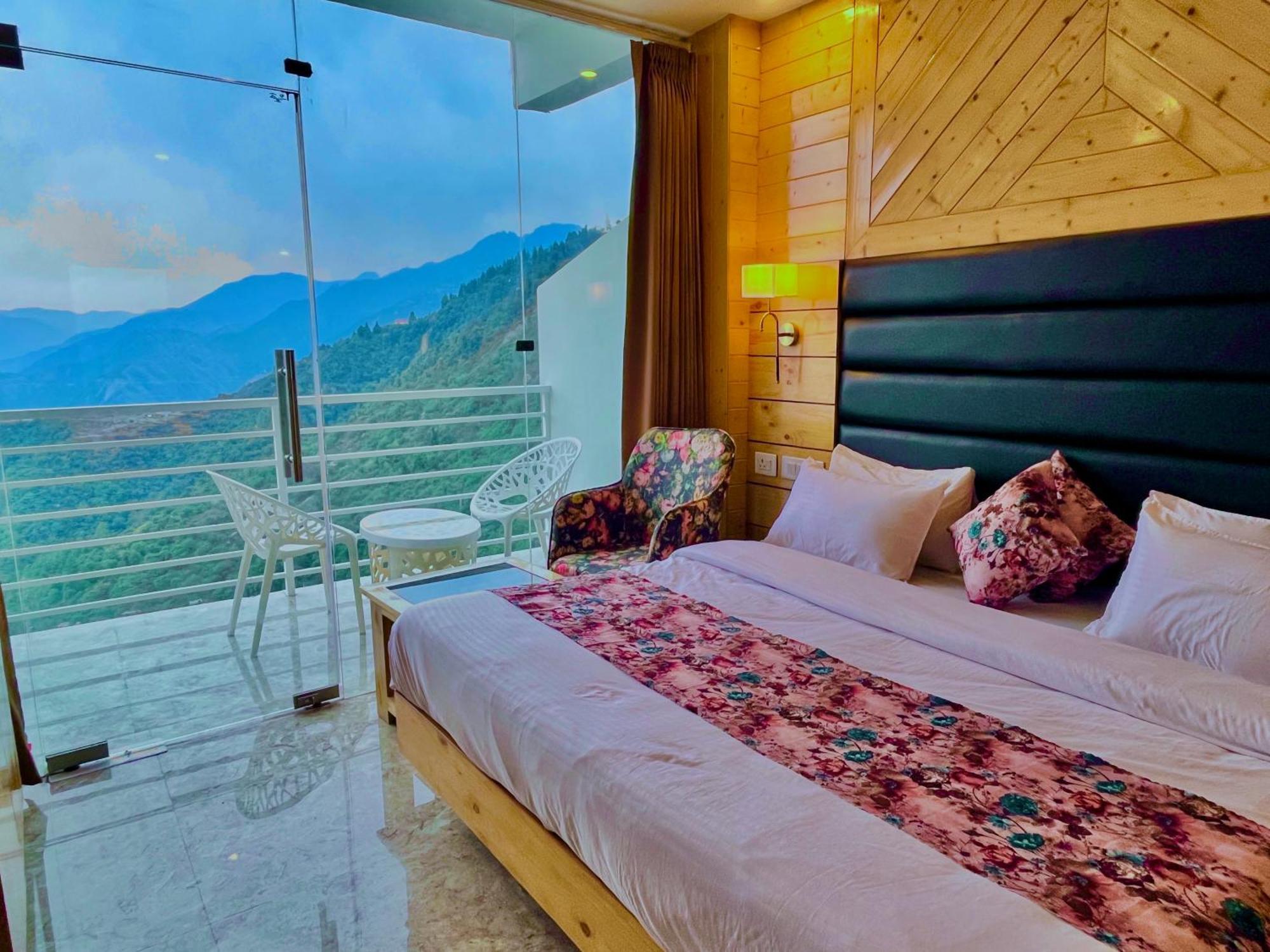 Hotel Classic Crown - #Scenic Mountain View #Open Terrace #Parking #Premium Rooms With Balcony #Guest Preferred #Best Selling Hotel In Mussoorie Eksteriør bilde