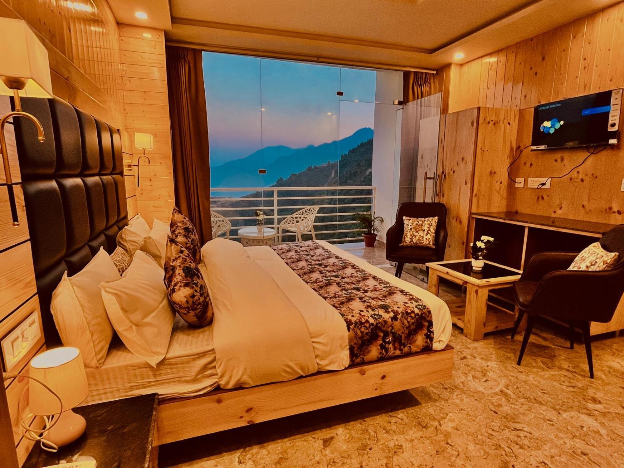 Hotel Classic Crown - #Scenic Mountain View #Open Terrace #Parking #Premium Rooms With Balcony #Guest Preferred #Best Selling Hotel In Mussoorie Eksteriør bilde